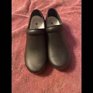 Comfort Trendz nursing shoes. Size 6. NWOT